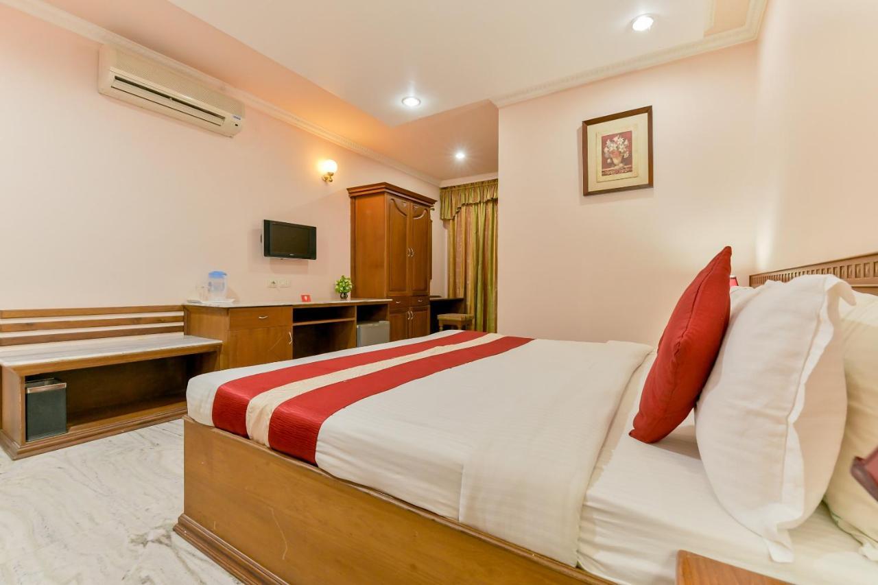 Capital O 15854 Grand Seasons Hotel Kochi Buitenkant foto