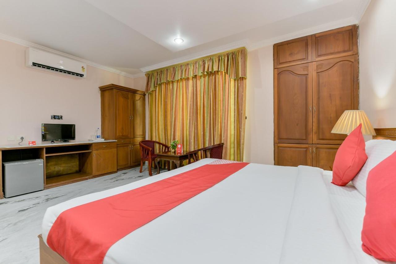 Capital O 15854 Grand Seasons Hotel Kochi Buitenkant foto